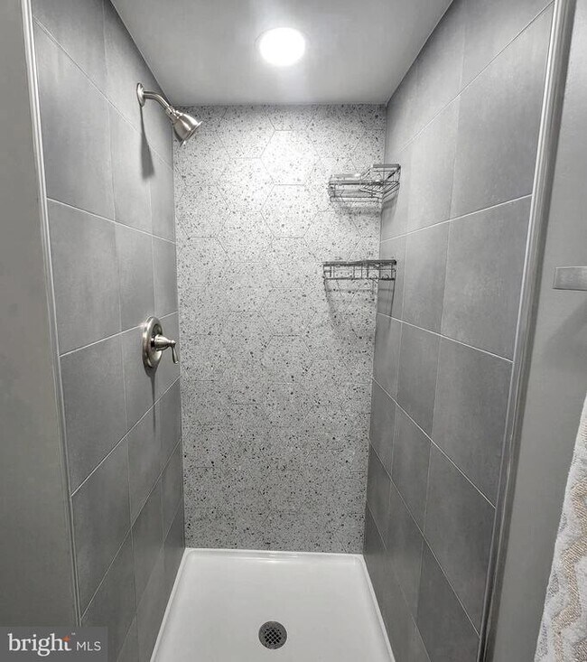 Building Photo - 16 Pickwick Pl