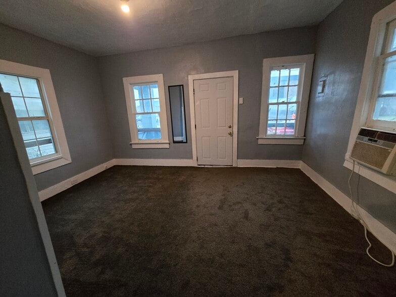 living room - 1022 Eaverson St