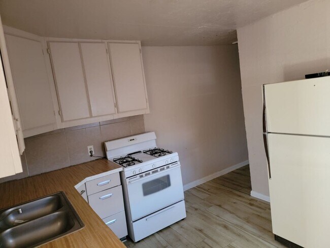 Building Photo - 1205 NW Taft Ave