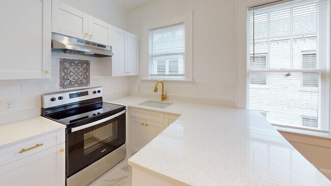 Building Photo - Remodeled Unit in RIVERSIDE! ONE MONTH FREE!