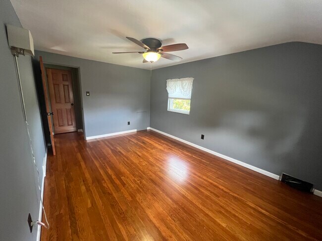 Building Photo - 1812 Kiralfy Ave