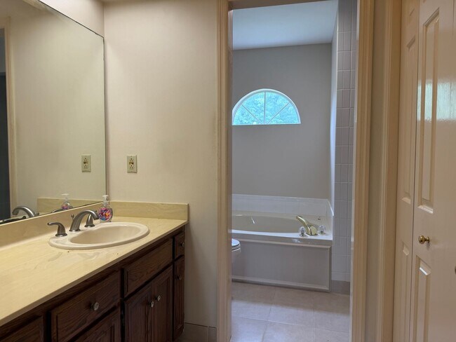 Building Photo - 7033 Northridge Dr