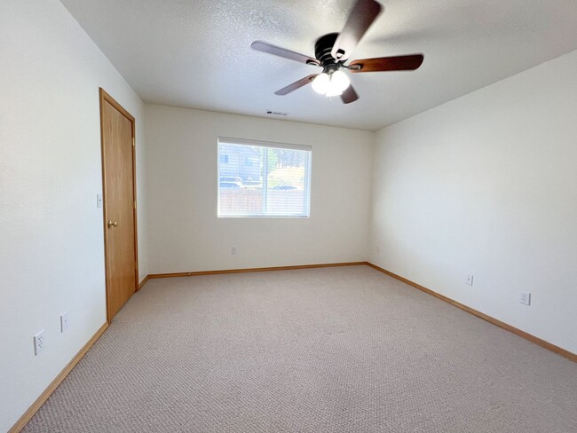 Building Photo - Three Bedroom, Two Bath House in Southview