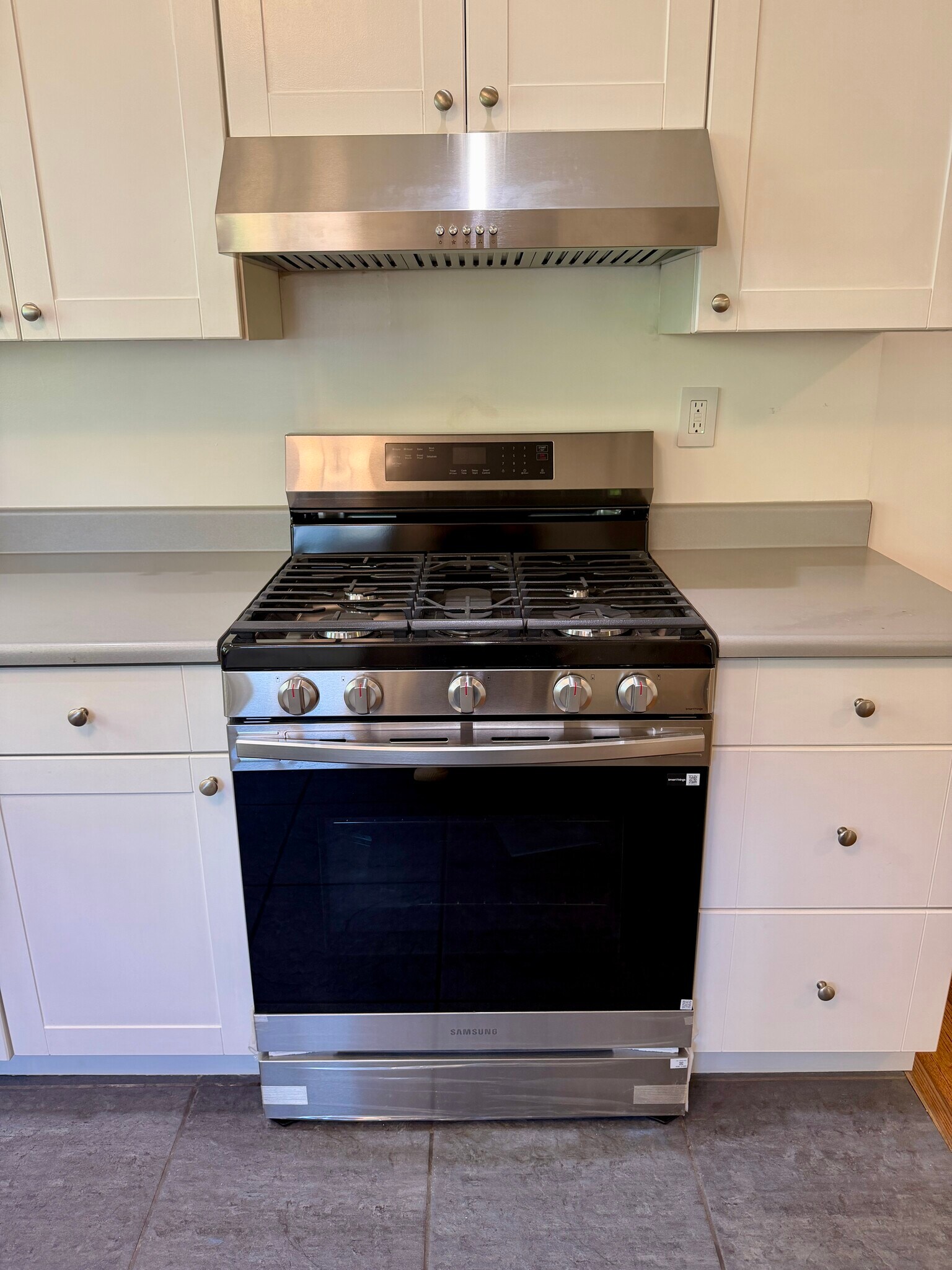 New exhaust and 5-burner smart gas range with AirFry and Wi-Fi enabled convection - 3807 Tracy Street