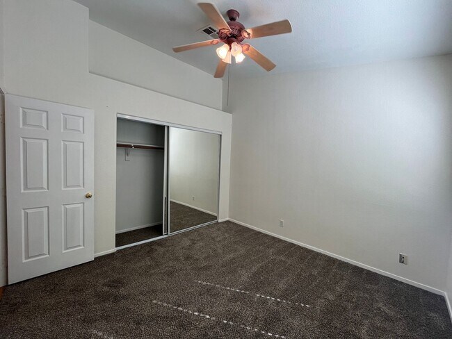 Building Photo - Fantastic 2 Bedroom Condo with Attached Ga...