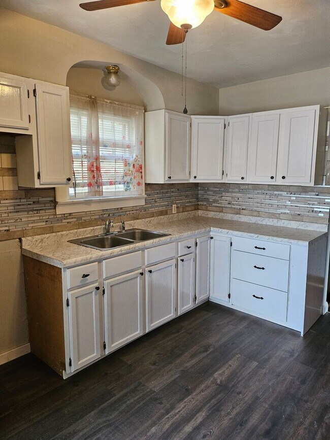 Building Photo - 1410 E Indiana St