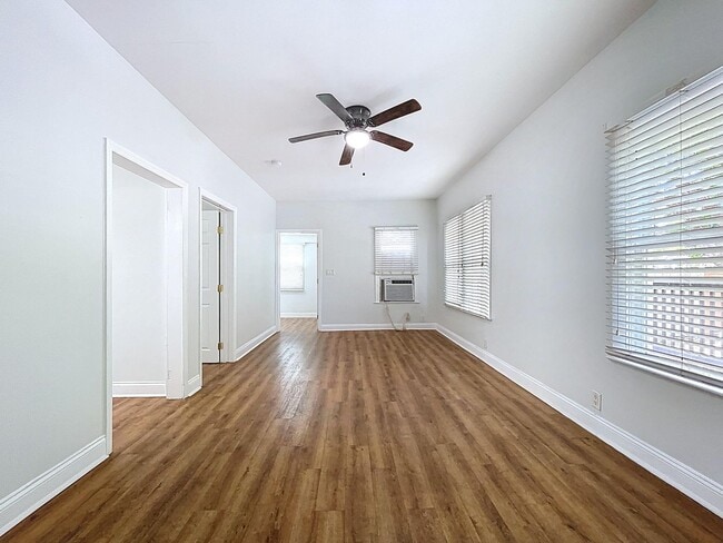 Building Photo - 1/1 in Central Lakeland with a great side ...