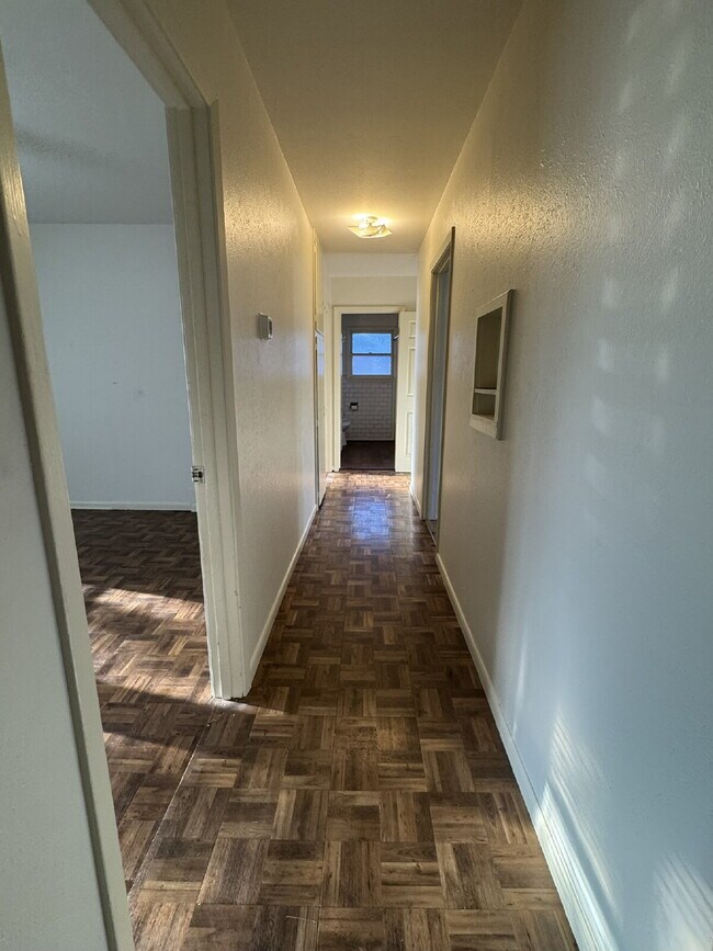 Building Photo - 3 bedroom 2 bath, great neighborhood! One ...