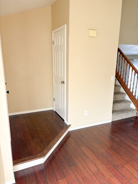 Building Photo - 1075 E Pheasant View Dr