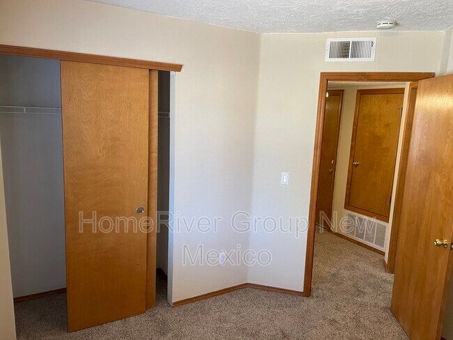 Building Photo - 2205 Sunstone Dr NW