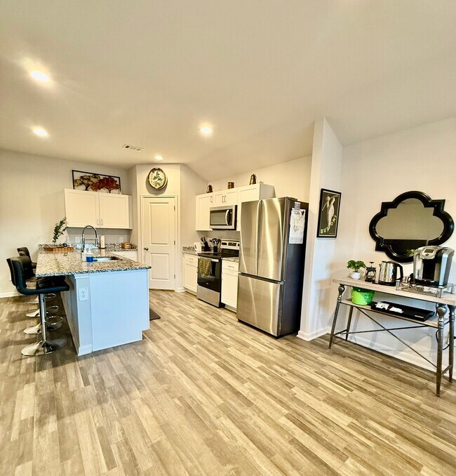 Building Photo - 302 Del Monte Dr