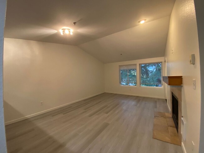 Building Photo - Charming Kent Condo in a Prime Location!