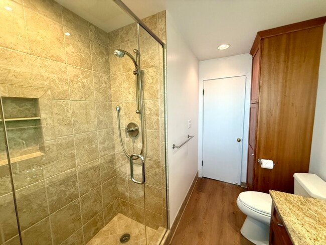 Building Photo - 521 N Oak St