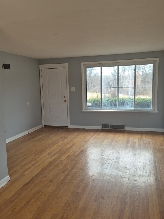 Building Photo - 9352 Bellefontaine Rd