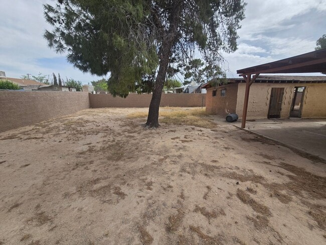 Building Photo - Spacious 3bd/1ba in a HUGE GATED Property!