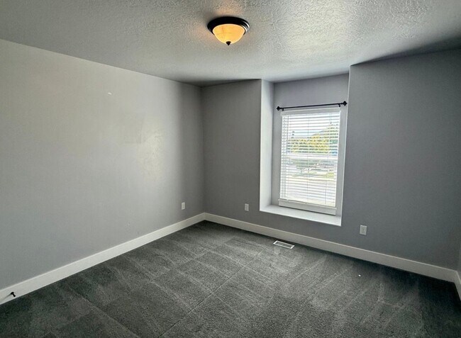 Building Photo - 7081 Hollow View Ct