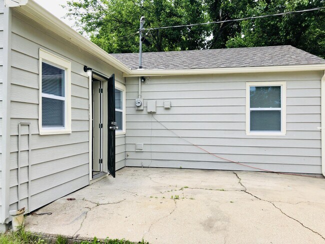 Building Photo - 3400 Victoria Dr