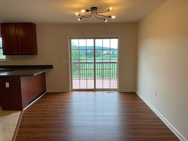 Building Photo - 3 Bed 3 Bathroom Townhouse In Marietta