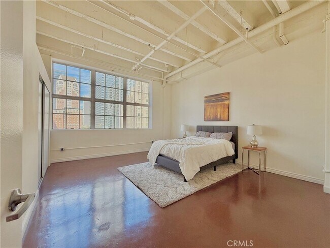 Building Photo - 312 W 5th St