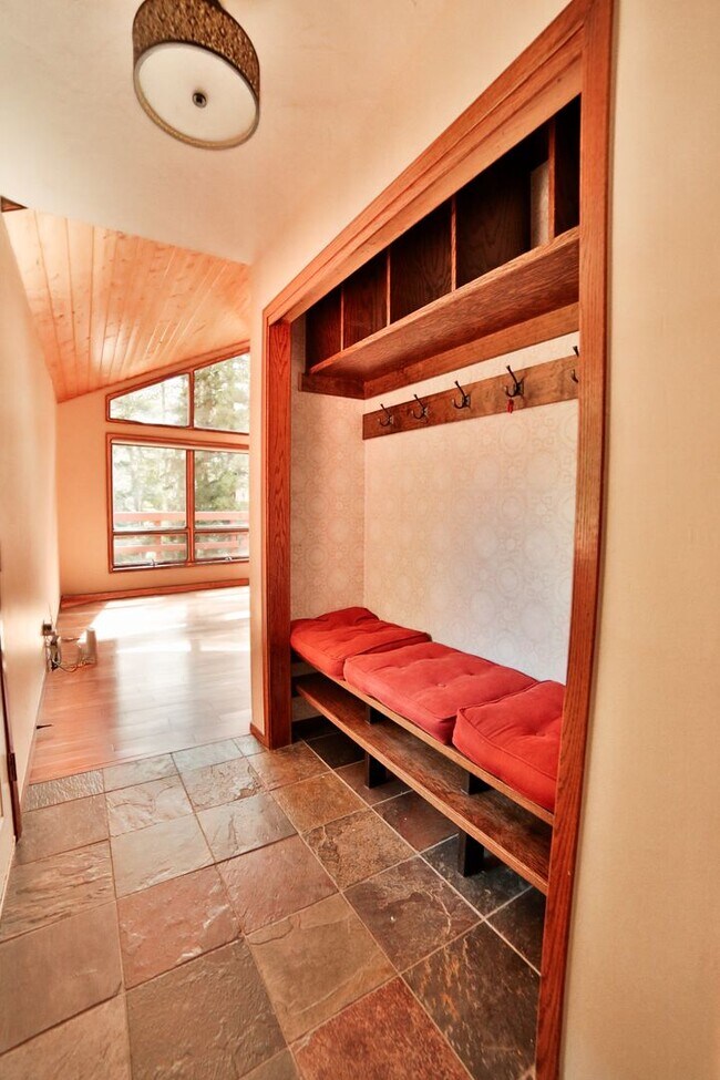 Building Photo - 330 Wilderness Dr