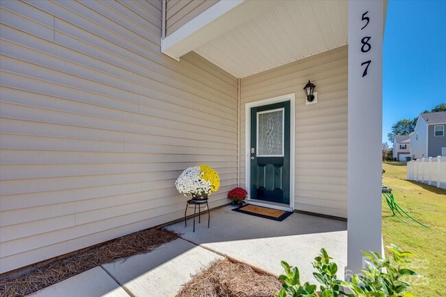 Building Photo - 587 King Clover Ln