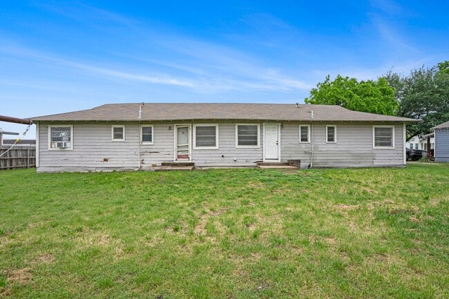 Building Photo - 2-Bedroom Half-Duplex