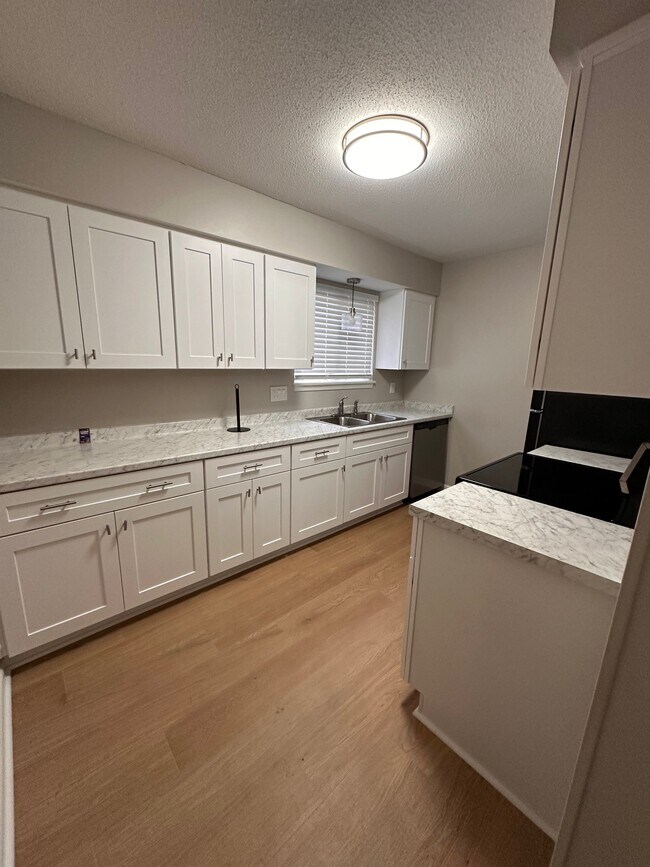 Building Photo - 102 Briarview Cir