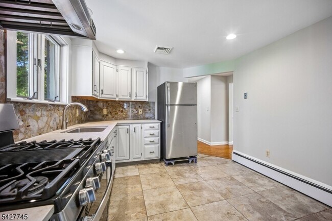 Building Photo - 32 Center St