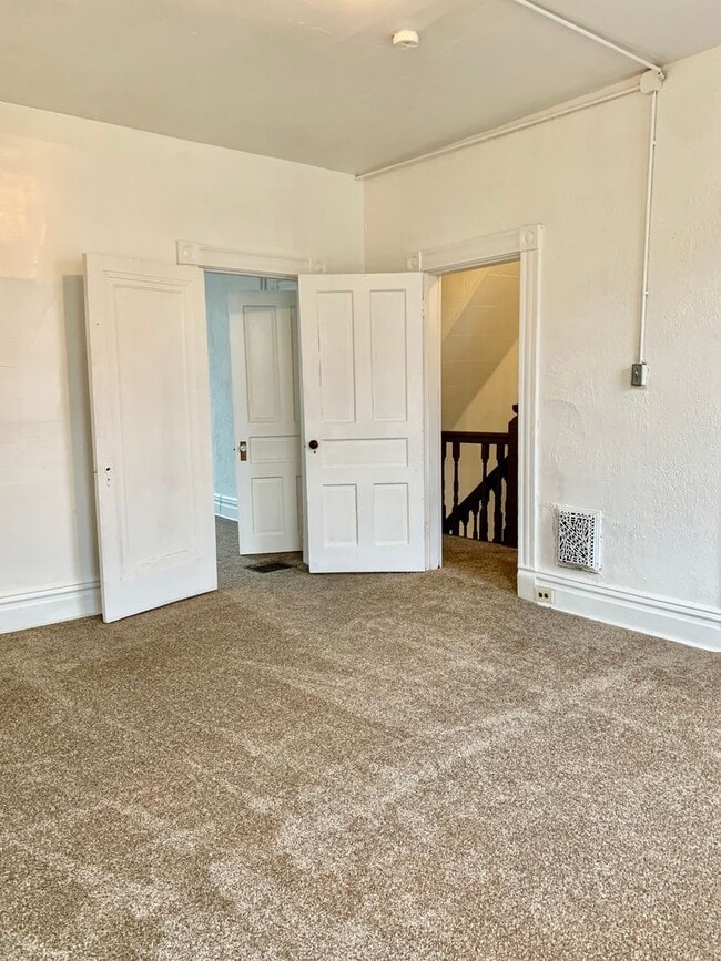 Building Photo - 4 Bed/ 2 Bath Large House in East Pittsburgh
