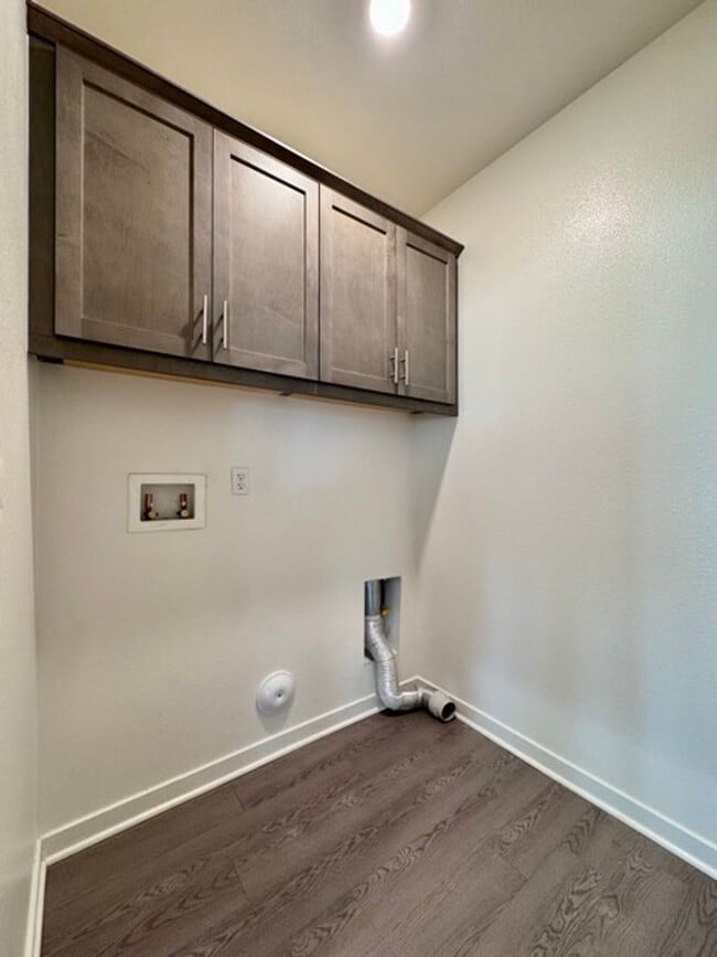 Building Photo - Stunning 2021 built 4 bedroom home for LEA...