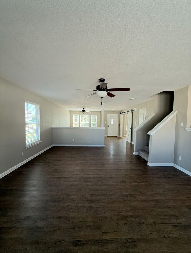Building Photo - STUNNING 4 Bedroom 2.5 Bath