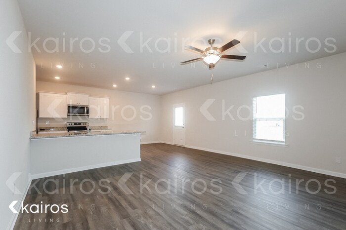 Building Photo - 4000 Bridgewood Wy