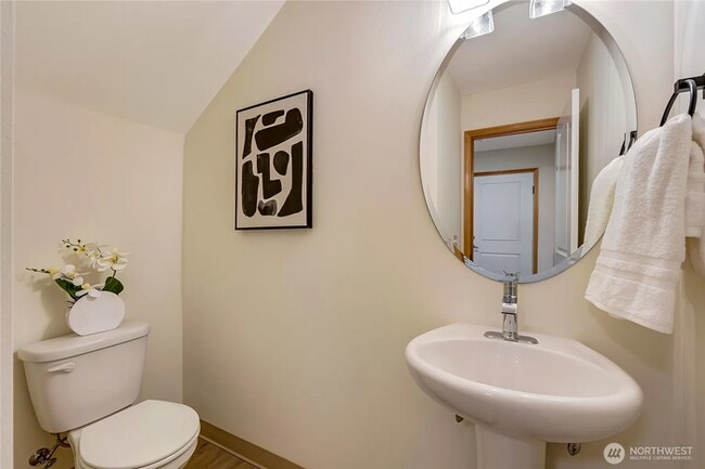 Building Photo - Beautifully Updated 3-Bedroom Townhome with Garage in Prime Lynnwood Location