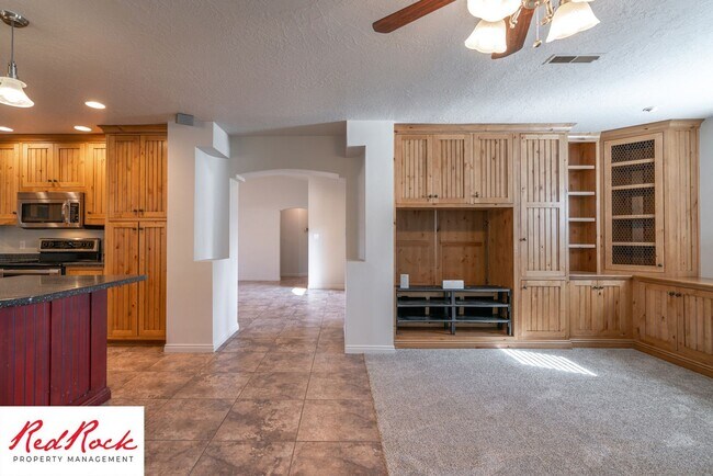 Building Photo - Spacious 3 Bedroom Single-Level Home in Bl...