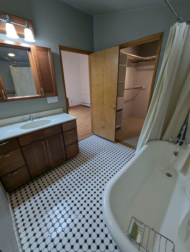 Building Photo - 2 bed/2.5 bath single family home w/ bonus...