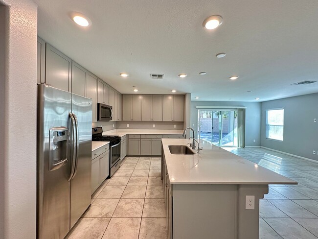 Building Photo - Montecito 60