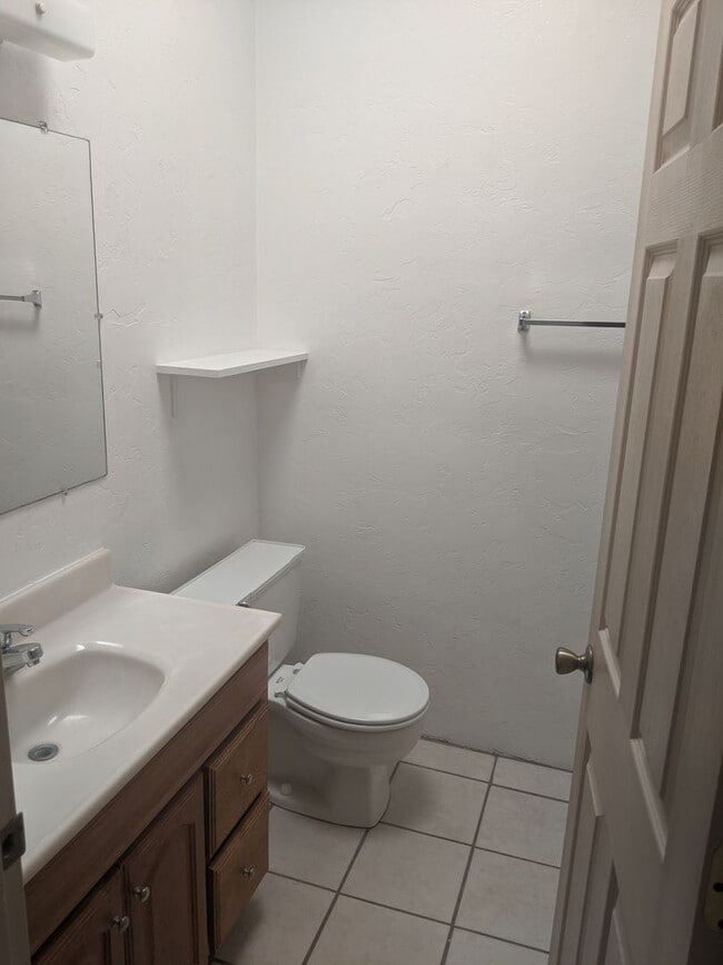 Building Photo - 1 Bedroom and 1 Bath Unit