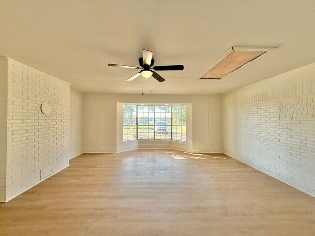 Building Photo - Spacious 3-Bedroom, 2-Bath Home with Bonus...