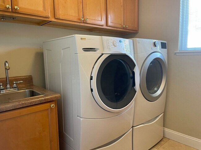 Building Photo - 3 bedroom, 3 bath, entertainment room, lib...