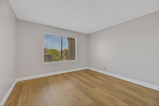 Building Photo - Renovated Downstairs 2 Bedroom Condo