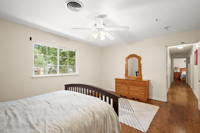 Building Photo - 1713 Deerfield Dr