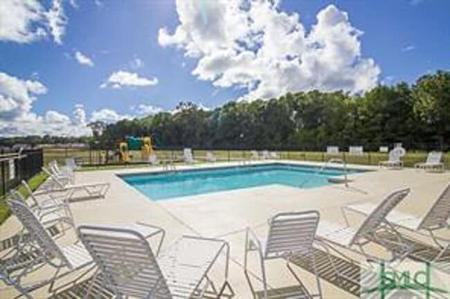 Building Photo - HUGE FENCED YARD, COMMUNITY POOL