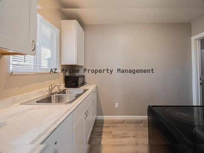 Building Photo - 5521 W Palmaire Ave