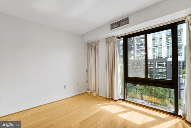 Building Photo - 1530 Key Blvd