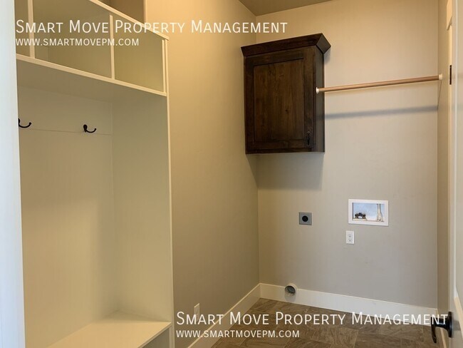 Building Photo - 9445 W Woodland Ln