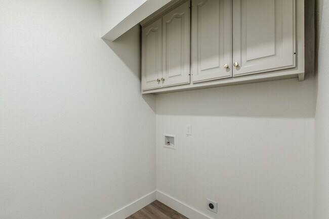 Building Photo - 5220 Lake Charles Dr