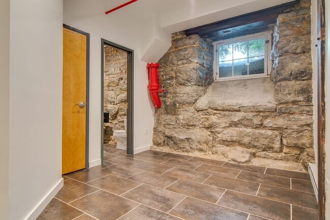 Building Photo - Expansive Historic Loft in the Heart of Germantown