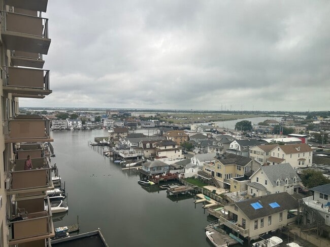 Building Photo - Recently Renovated 1 Bedroom Apartment with a Breathtaking View! Ready for Move-In!