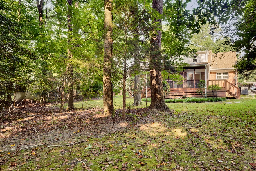 Large private wooded backyard oasis - 114 Richards Rd