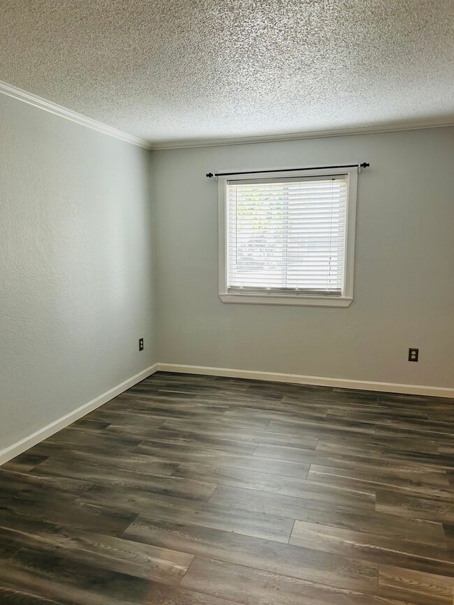 Building Photo - Juanita Updated 2 Bedroom 1 Bath Condo W/D...